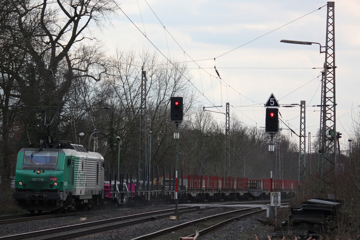 FRET 437015 am 18.3.13 mit einem Stahlzug in Ratingen-Lintorf.