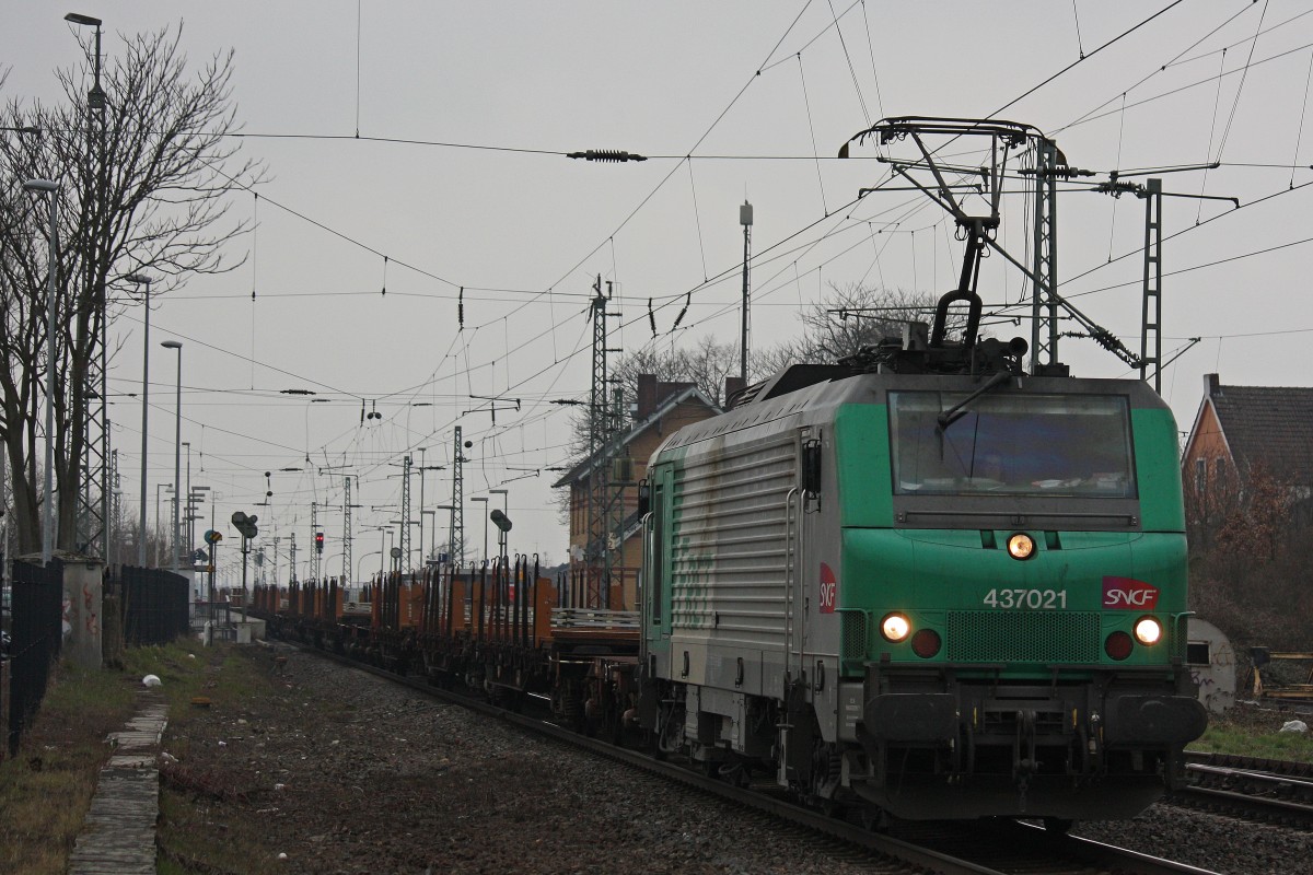 FRET 437021 am 6.4.13 mit einem Stahlzug in Nievenheim.
