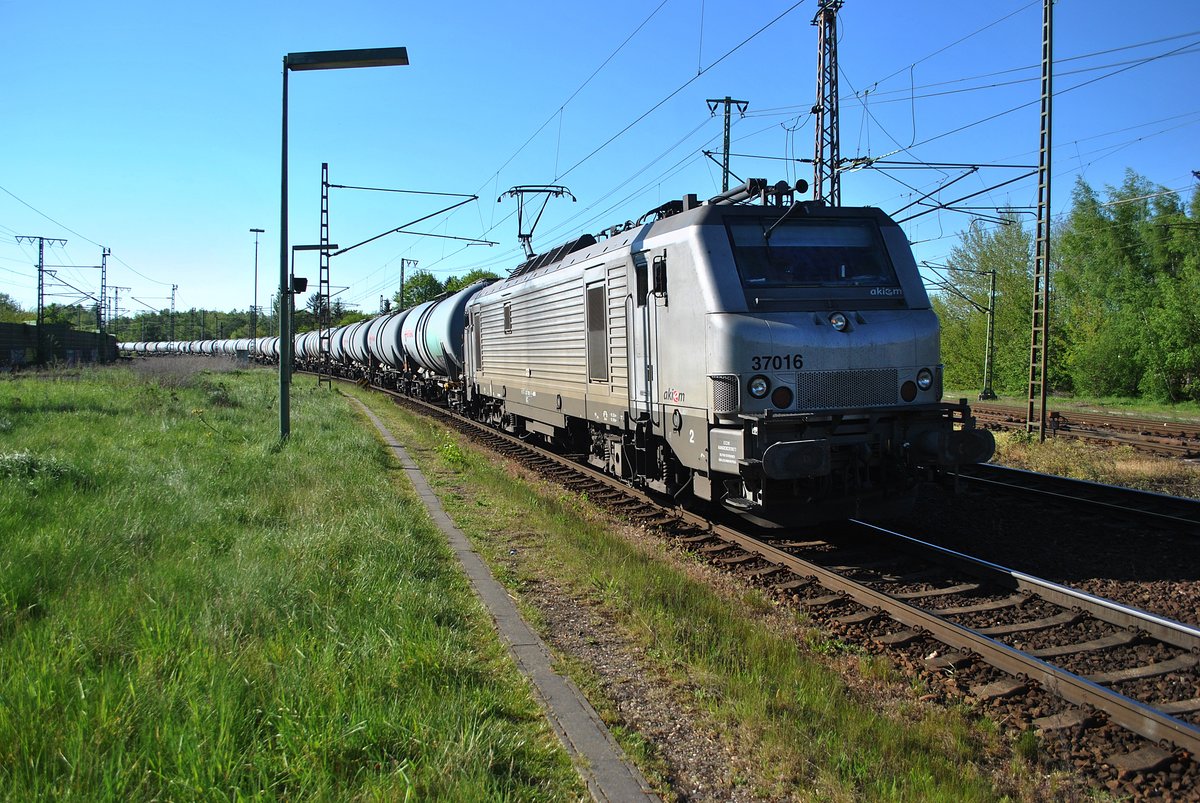 Fretchen Lok Nr. 037016 mit Tankzug in Lehrte am 07.06.2016.