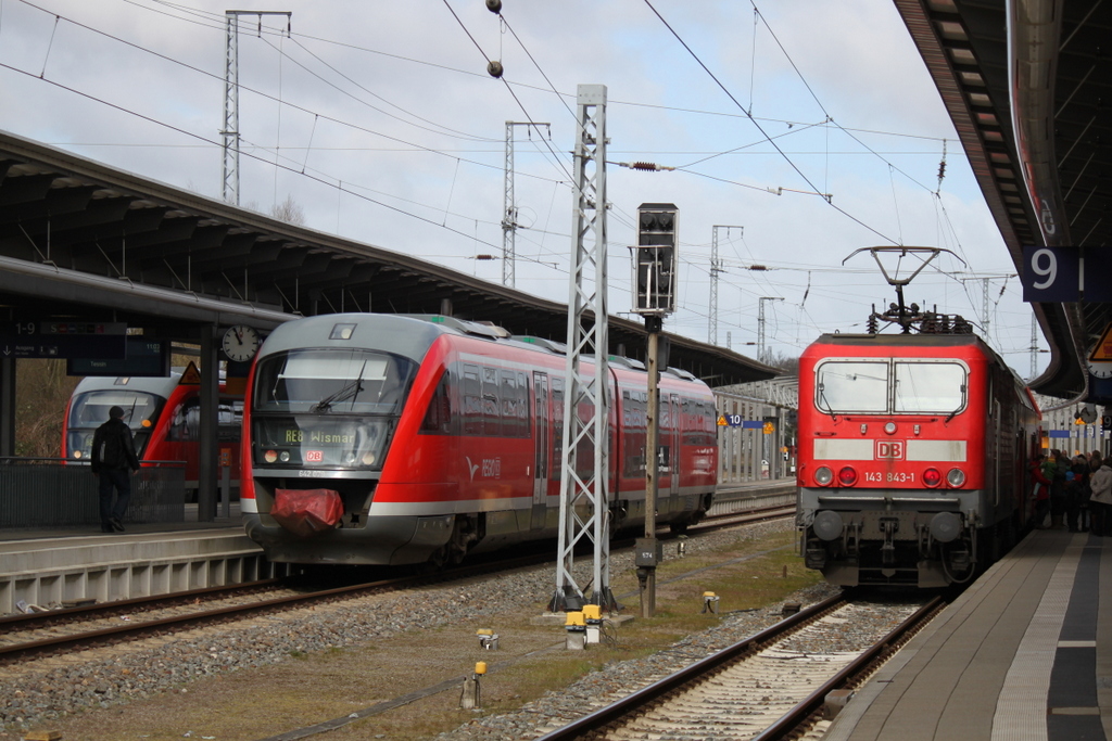 Freude war am 03.04.2015 im Rostocker Hbf gro als der fr tot gelaubte Warnemnde-Express mit 143 843-1 im Rostocker Hbf ankam.