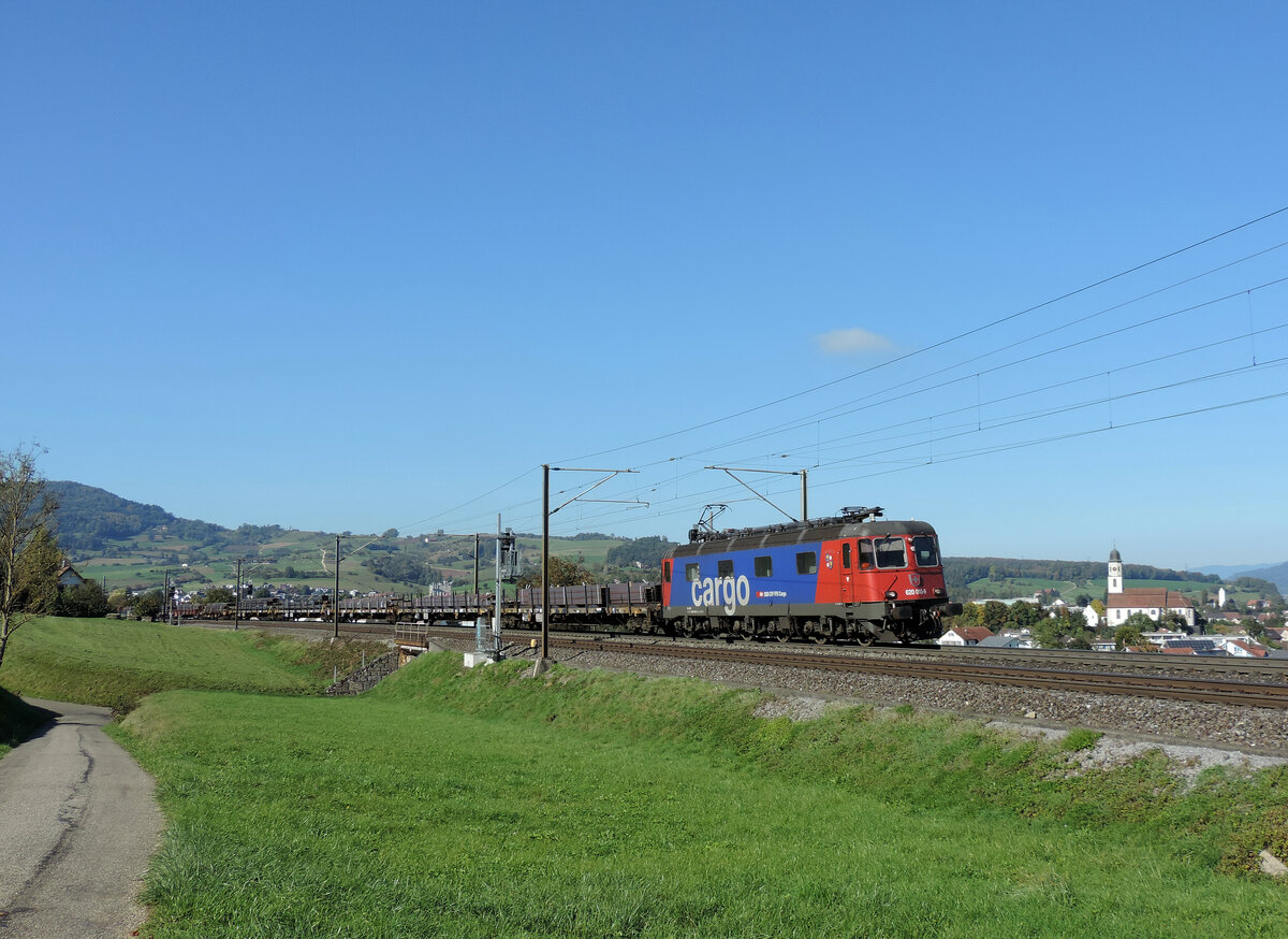 Frick - 14. Oktober 2021 : Re 620 010 unterwegs mit einem Mischer nach Brugg/Zürich.