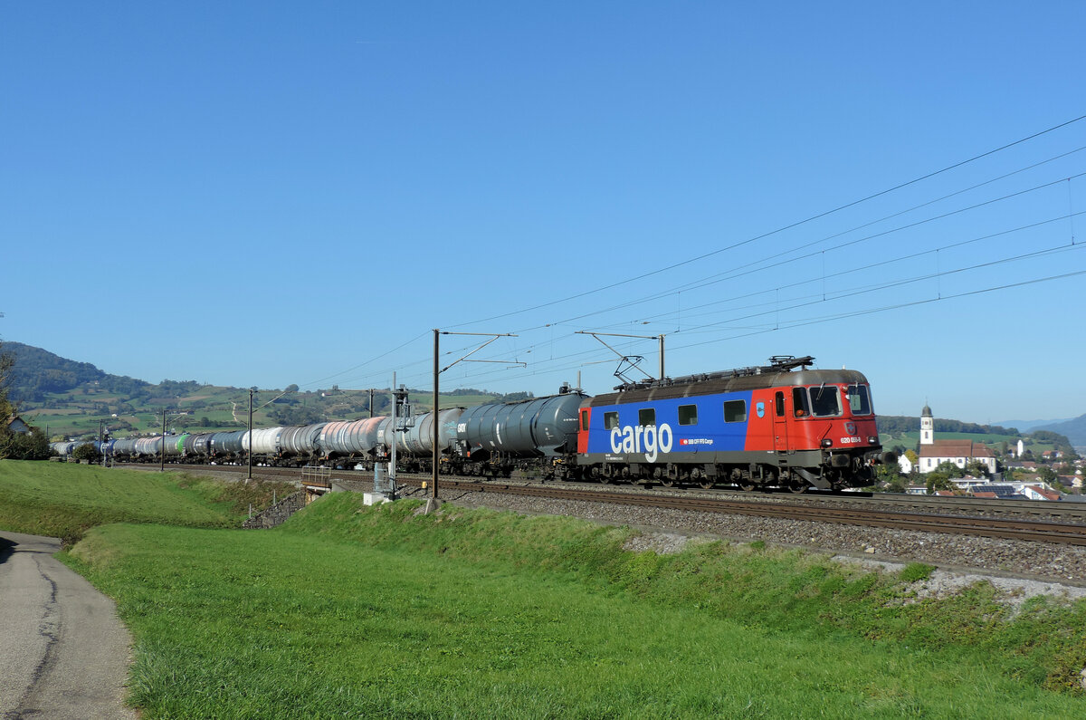 Frick - 14. Oktober 2021 : Re 620 058 unterwegs mit einem Kesselzug nach Brugg/Zürich.