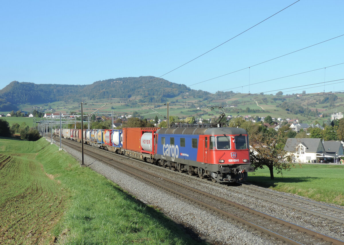 Frick - 14. Oktober 2021 : Re 620 024 unterwegs mit einem KLV nach Brugg/Zürich