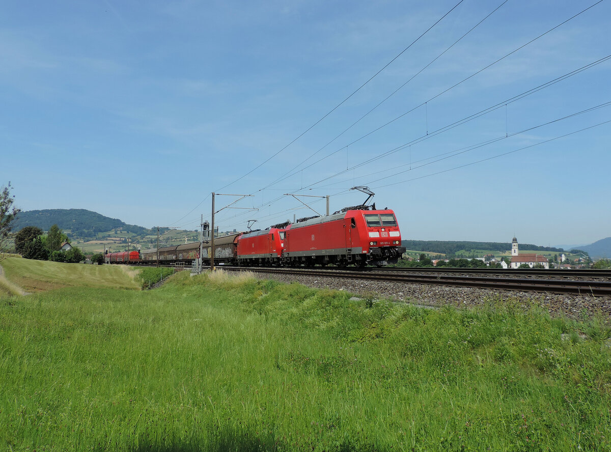 Frick - 17. Juni 2022 : 185 129 + 126 mit einem Stahlzug fährt in Richtung Bözberg.