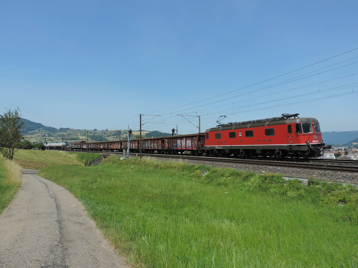 Frick - 17. Juni 2022 : Re 620 064  Köniz mit einem Gemichten.