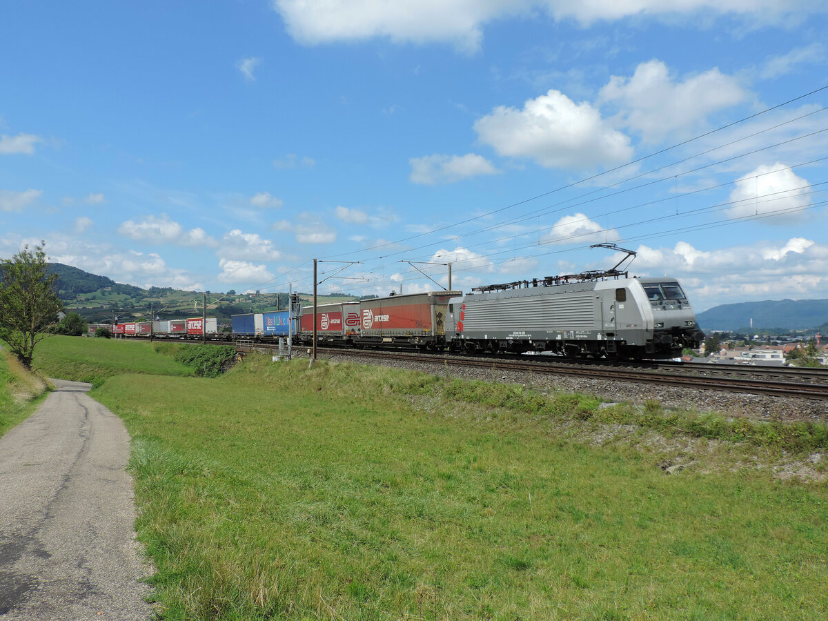 Frick - 5. August 2023 : Akiem E 189 108 mit einem KLV unterwegs in Richtung Gotthard.

Link zum Video : https://www.youtube.com/watch?v=X9DW3xfJ8CM