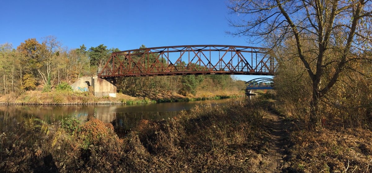  Friedhofsbahnbrücke  über den Teltowkanal im Vordergrund. Die 105 Jahre alte Brücke verband Kleinmachnow und Stahnsdorf im Süden Berlins. Die 200 Tonnen schwere Fachwerkkonstruktion wurde 2018 abgerissen. Sie war Teil einer ca.4km langen Eisenbahnverbindung von Wannsee zu einem der größten deutschen Friedhöfe in Deutschland, dem in Stahnsdorf. Foto: Herbst 2018