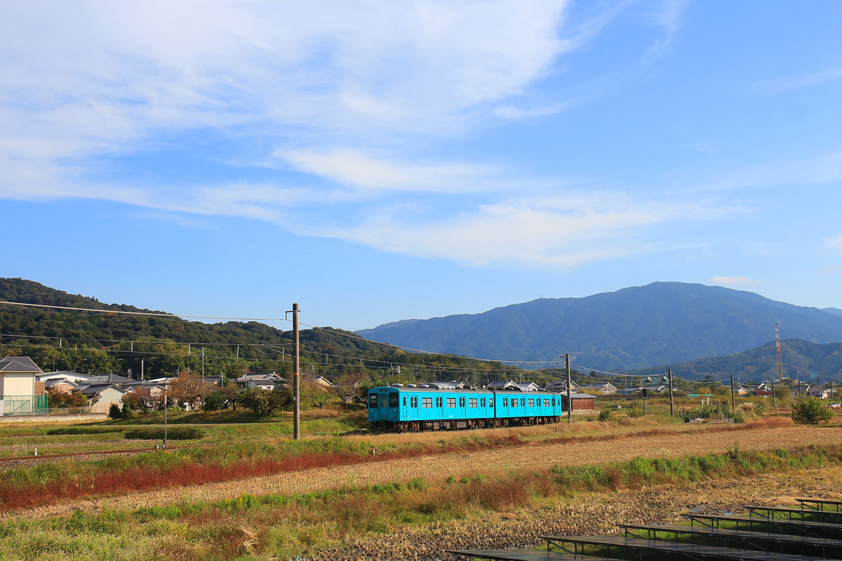 Friedliche November-Stimmung in Japan: Der Lokalzug (Motorwagen KUMOHA 105-514 + Steuerwagen KUHA 105-4) aus einstigen U-Bahnwagen in Miwa, südlich der Stadt Nara. 7.November 2018. 