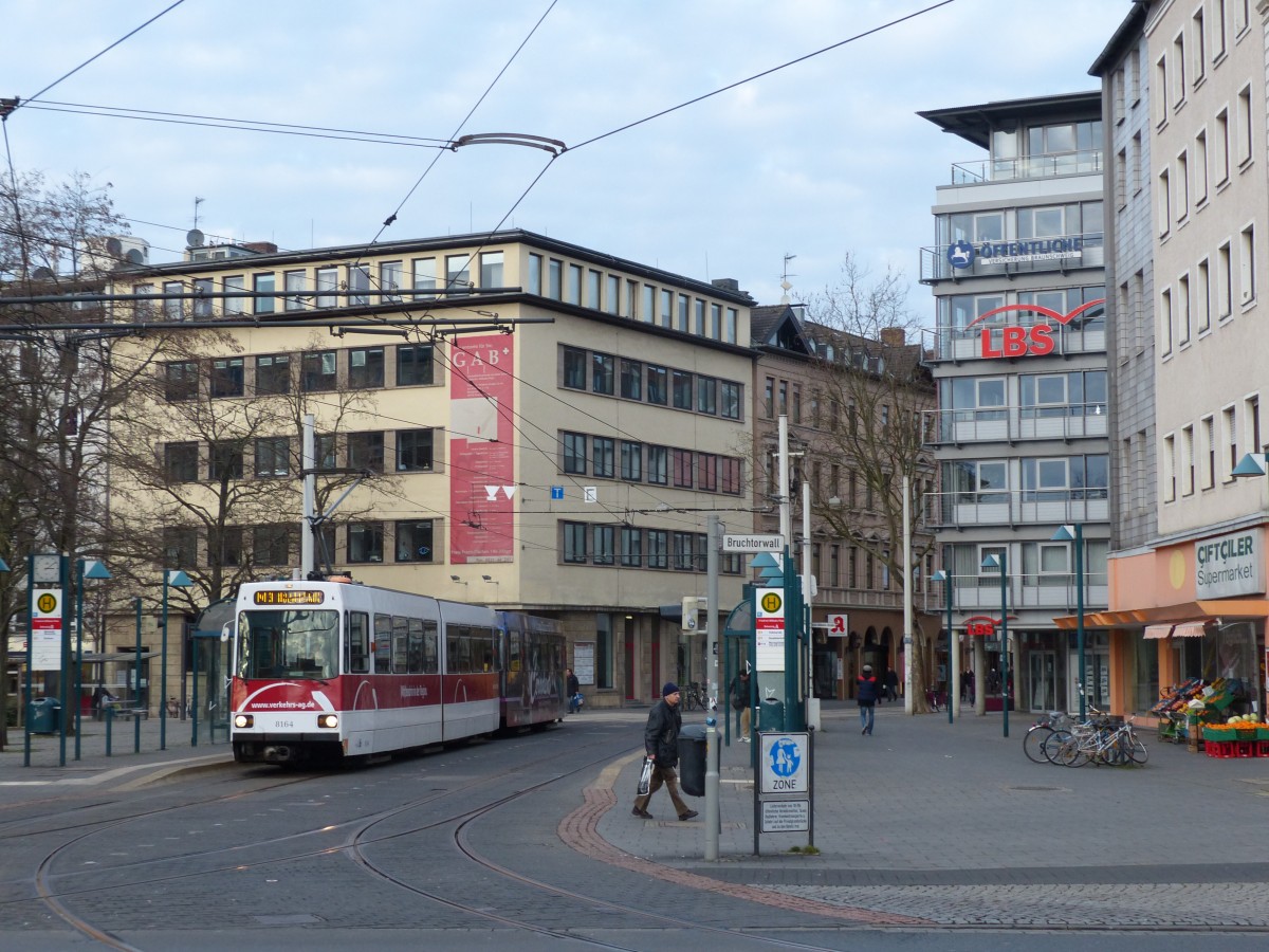 Friedrich-Wilhelm-Platz in Braunschweig. Die formschöne 8164 bedient die Straßenbahnlinie M3. 3.1.2014, Braunschweig