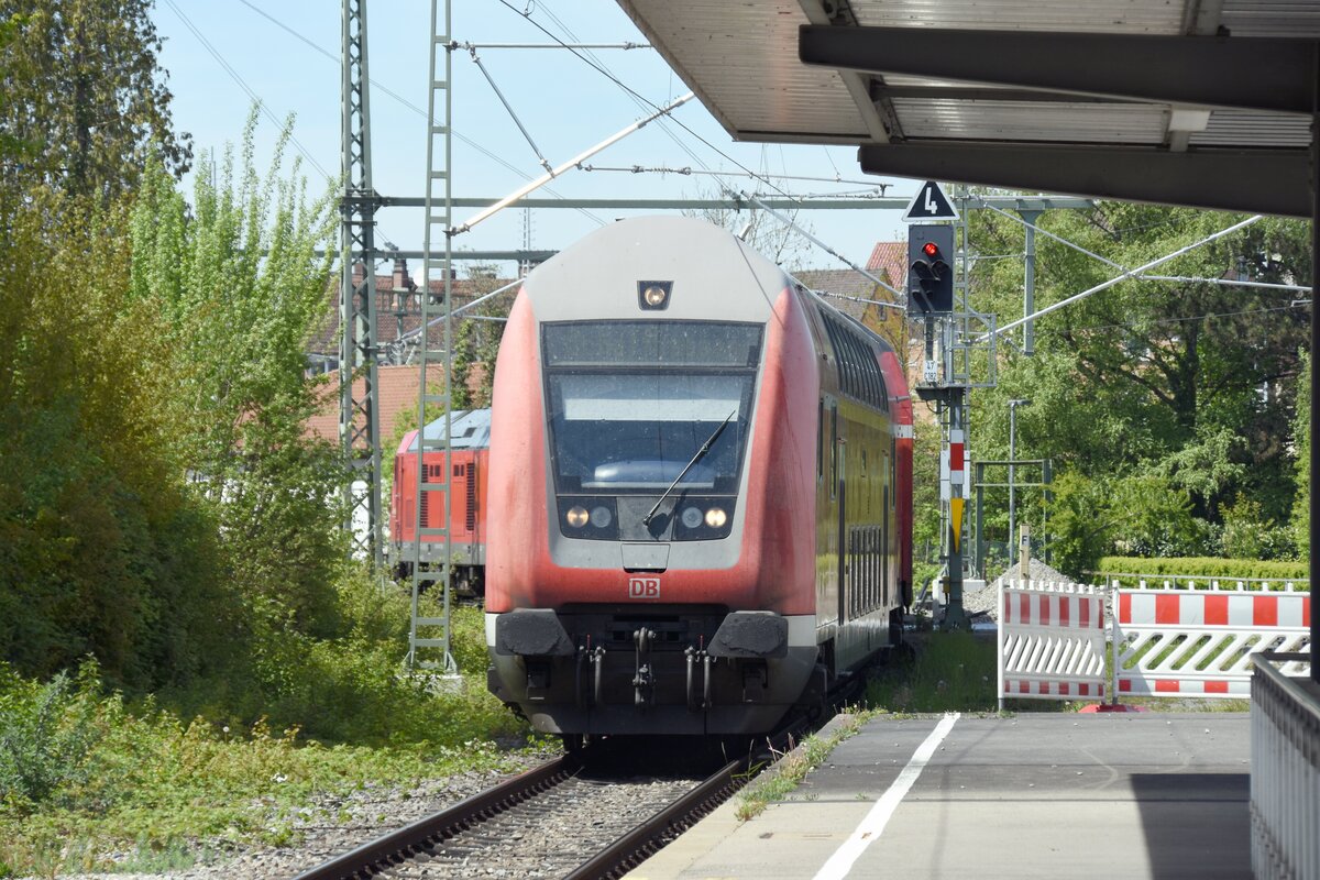 FRIEDRICHSHAFEN (Bodenseekreis), 04.05.2023, IRE3 von Schaffhausen bei der Einfahrt in den Endbahnhof Friedrichshafen Hafen; dieser Zug fährt nach kurzer Pause als IRE3 zurück nach Schaffhausen