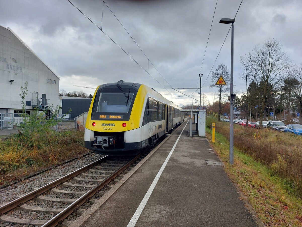 Friedrichshafen Ost am 02.12.2021 mit 622 464 als RB in Richtung Lindau