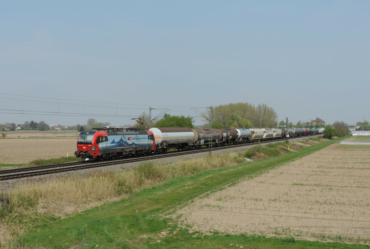 Friesenheim - 14. April 2022 : Re 193 462  Gallarate  mit einem Kesselzug in Richtung Basel.