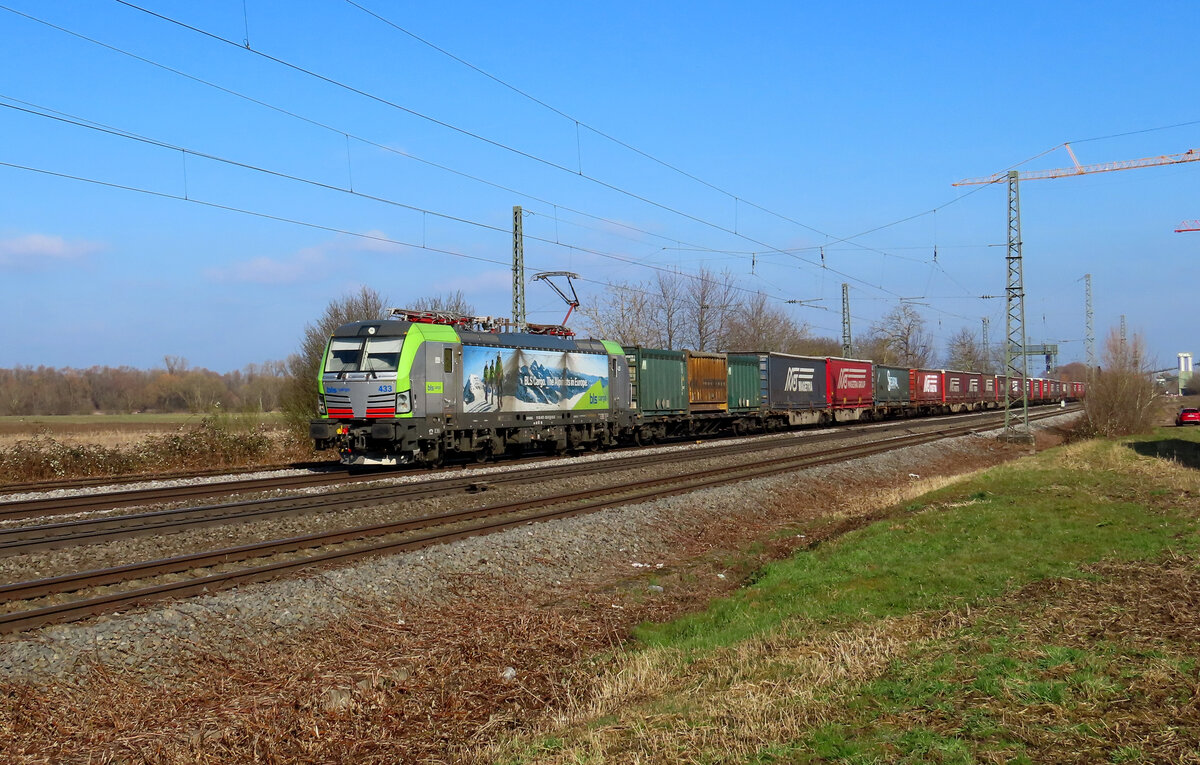 Friesenheim - 15. Februar 2025 : 475 433 mit einem Kombi in Richtung Schweiz unterwegs. 

Link zu Video : https://www.youtube.com/watch?v=owrXBUSlJu4