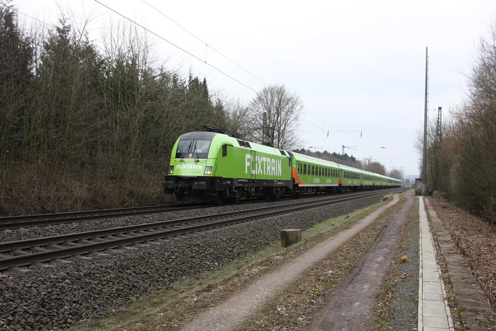 Frisch auf Strecke ist der Flixtrain zwischen Köln und Hamburg unterwegs. Am 24.03.2018 kam er pünktlich um 14.53 Uhr über die Rollbahn in Lengerich Schollbruch. Mit der Taurus Lok ES64 U2 - 005 war er auf der Fahrt in Richtung Köln und ist hier kurz vor dem Lengericher Tunnel zu sehen.
