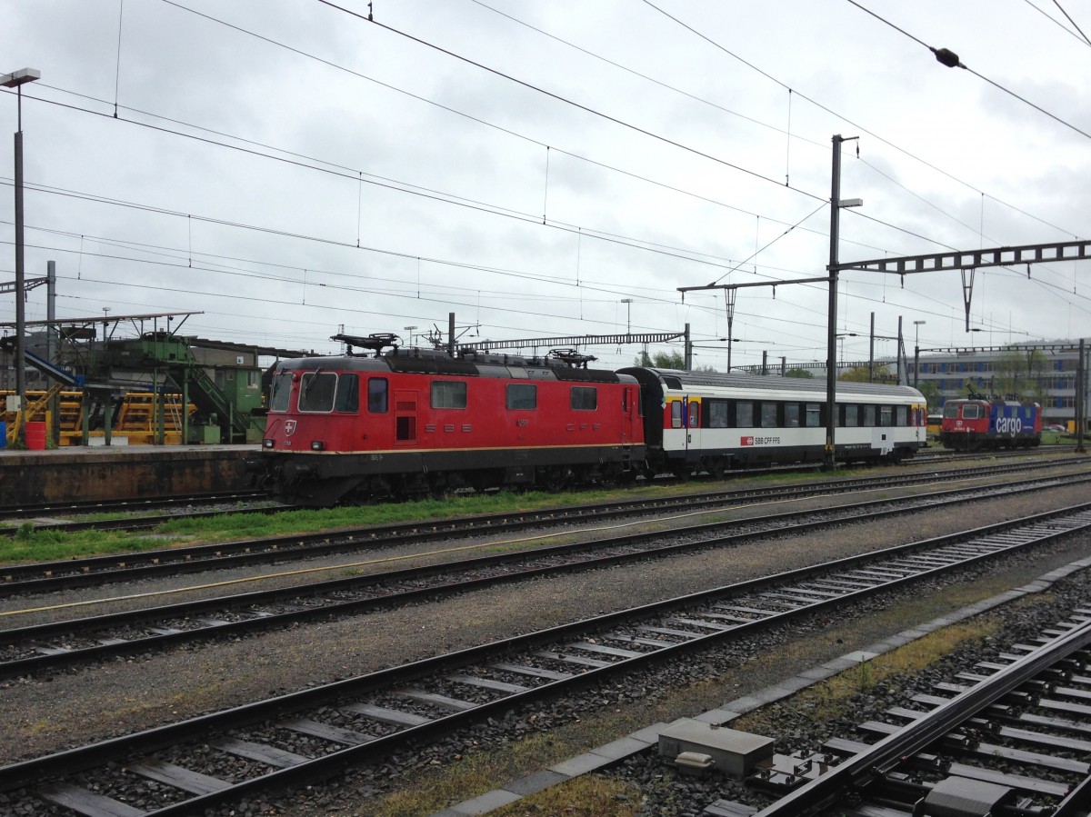 Frisch aus dem Industriewerk Yverdon-les-Bains kommt der A EWIV 50 85 10-75 141-7. Er wird später durch die Re 4/4 II 11258 von SBB Cargo in Richtung Deutschschweiz überführt, 01.05.2015.