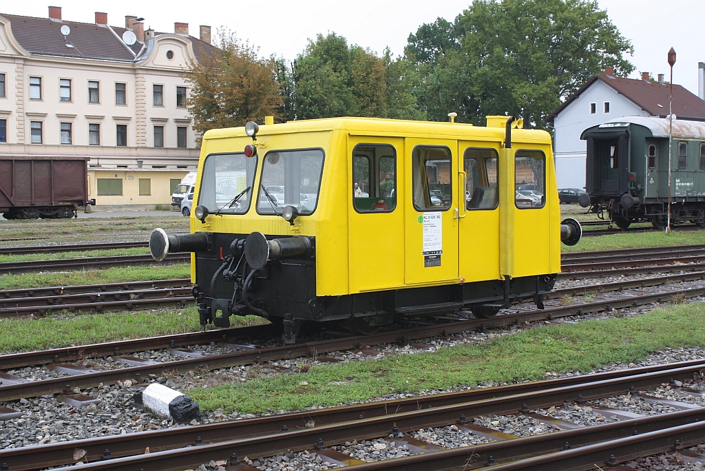 Frisch ausgebessert zeigt sich der NLB X626.192 am 14.September 2013 in der Zgfst. Mistelbach.