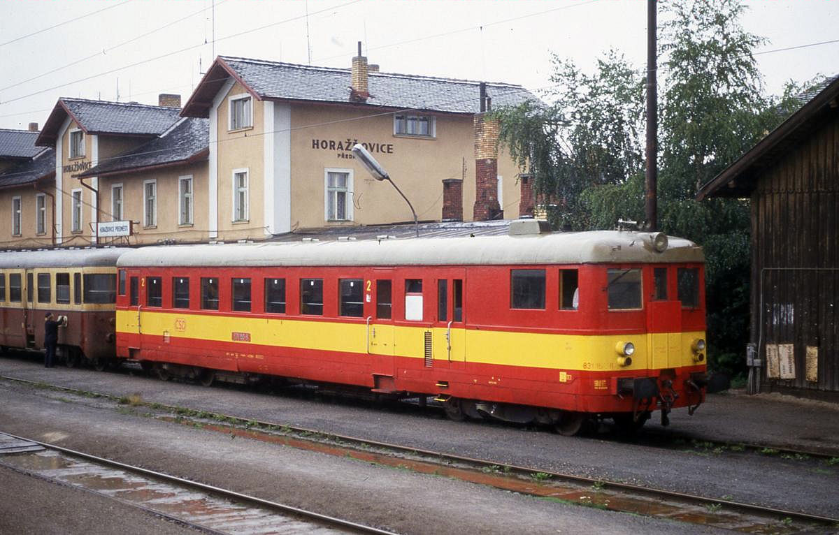 Frisch im damals neuen Lack steht 831150 am 7.7.1992 um 13.48 Uhr im Bahnhof
Horazdovice. Das Foto schoss ich bei Durchfahrt in Richtung Budejovice durch das geöffnete Fenster aus dem fahrenden Zug heraus, was damals ja noch möglich war.