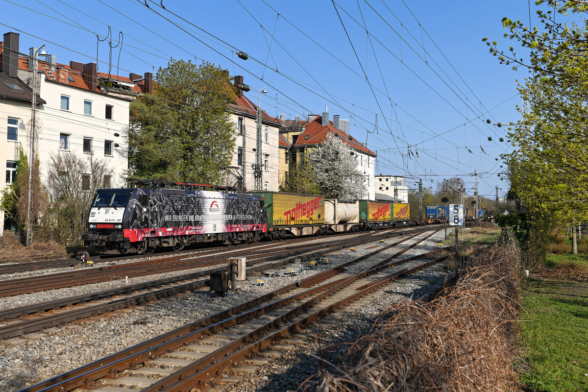 Frisch gewaschen präsentierte sich am 08. April 2020 die  Pferdchen-Lok  von TXLogistik. Sie beförderte den KLV-Zug DGS 43104 von Verona Q.E. nach Leipzig Wahren und konnte von mir bei der Durchfahrt in München Süd aufgenommen werden. Der Vogelkirschbaum im Hintergrund stand an diesem Tag in voller Blüte. 