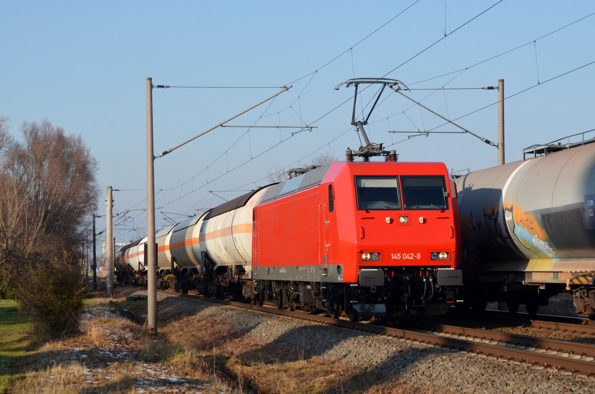 Frisch lackiert aber ohne DB-Logos schleppte 145 042 am 07.12.21 einen kurzen Kesselwagenzug durch Greppin Richtung Bitterfeld. 