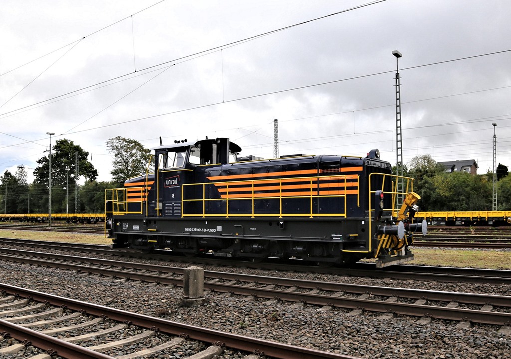 Frisch lackiert fuhr am 27.09.2022 um 16.02 Uhr die MAK Diesellok der Unirail Nr. 8 aus Richtung Münster kommend in Richtung Osnabrück durch den Bahnhof Hasbergen.