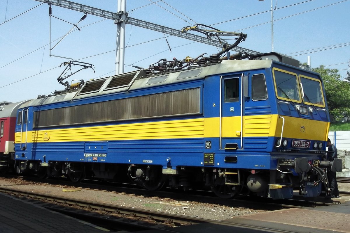 Frisch lackiert in Originalfarben steht am 29 Mai 2015 ZSSK 363 136 in Bratislava hl.st. In die Tschecho-Slowakei war die Hauptfarbe für Gleichstromloks grün, für Wechselstromloks rot und für Zweisystemloks blau. Bis die Introduktion von neue farbenschemen (Najbrt I und II in die Tschechische Republik und Blondski in Slowakei) siend die Elloks auch nach der Trennung von beide Staaten am 1.Januar 1993 in diese Farbenkode geblieben.