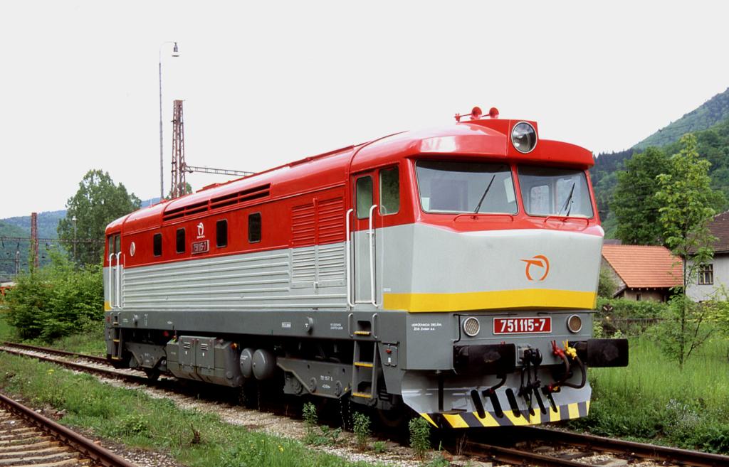 Frisch lackiert prsentierte sich am 19.5.2004 die Bardotka 751115 im
Depot Kralovany.