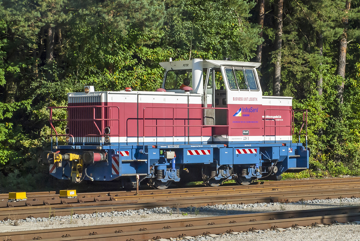 Frisch lakiert präsentiert sich Lok 6  Peter  der InfraServ Gendorf im Bahnhof Kastl (Oberbayern) am 17.09.2014.


Öffentlich zugänglicher Fotostandort (P&R-Parkplatz)