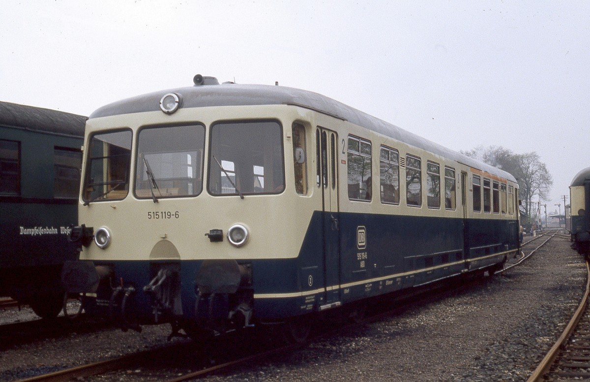 Frisch modernisiert bzw. aufgepeppt präsentierte man am 1.5.1982 bei einem Eisenbahnfest in Rinteln auch diesen ETA Triebwagen 515119.