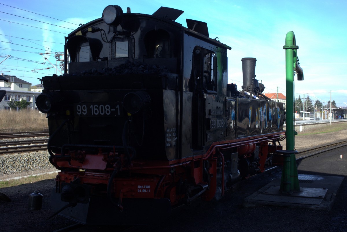 Frisch poliert und abgeölt ist hier 99 1608 - 1 vor dem Schuppen in Radebeul Ost.
04.04.2015  09:16 Uhr. 
 