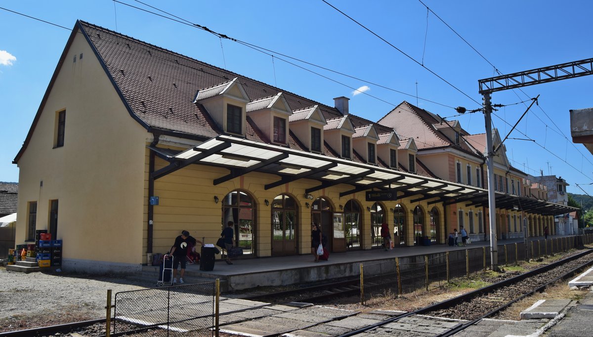 Frisch renoviertes Empfnagsgeb�ude des Bahnhofs Sighisoara gesehen vom Gleisfeld am 28.08.2016.
