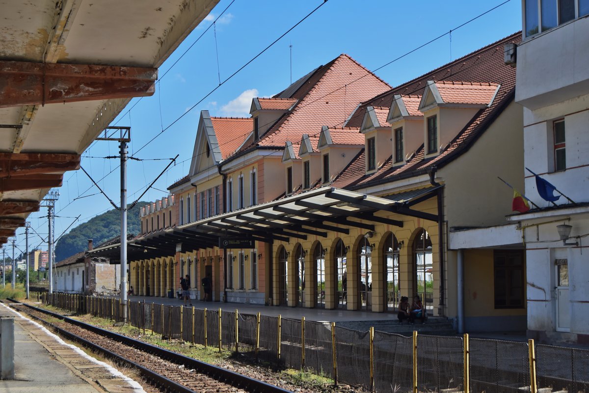 Frisch renoviertes Empfnagsgebude des Bahnhofs Sighisoara gesehen vom Gleisfeld am 28.08.2016.