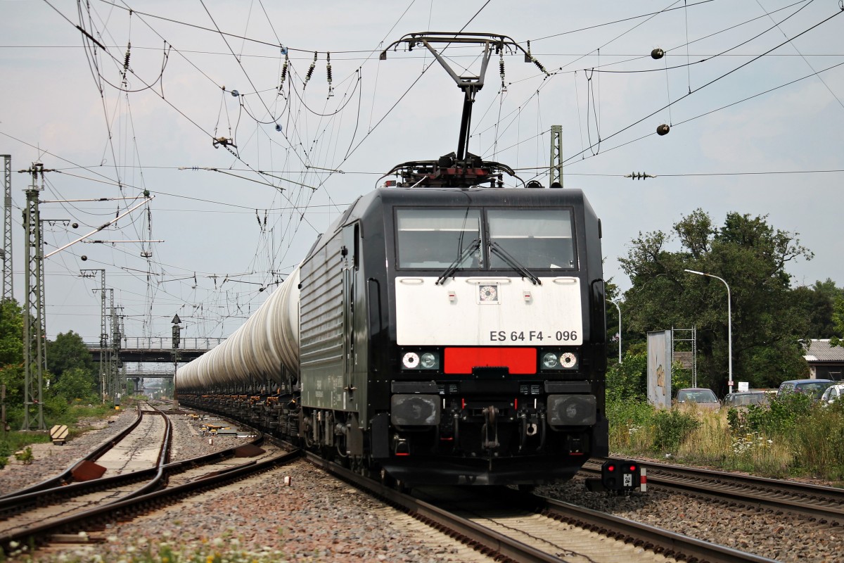 Frisch revidiert und neu Lackiert fuhr am 23.07.2014 SBB Cargo ES 64 F4-096 mit ihrem ersten Zug beim neuen Mieter durch Müllehim (Baden) gen Süden.