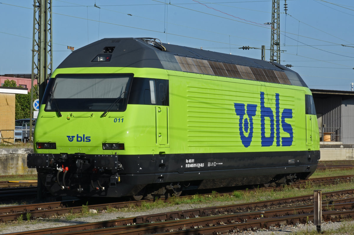 Frisch revidierte Re 465 011 der BLS steht in der Abstellanlage beim badischen Bahnhof. Die Aufnahme stammt vom 15.08.2020.
