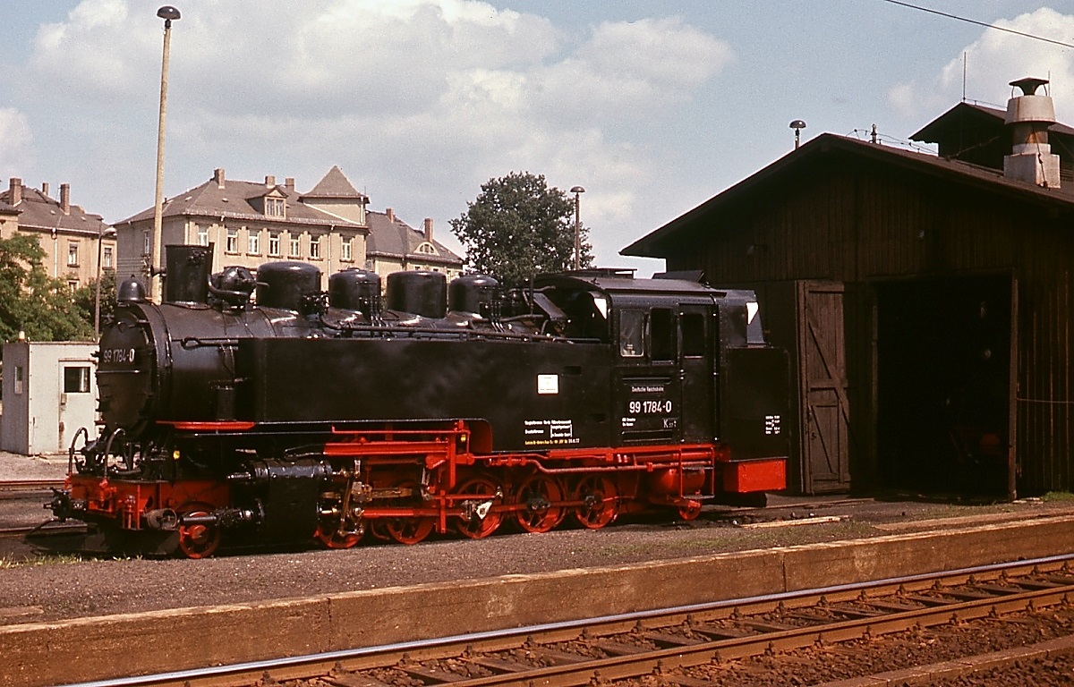 Frisch von der Untersuchung (L 7 im RAW Görlitz vom 20.06. bis 15.08.1977) zurückgekehrt präsentiert sich die 99 1784-0 im August 1977 vor dem Lokschuppen in Radebeul