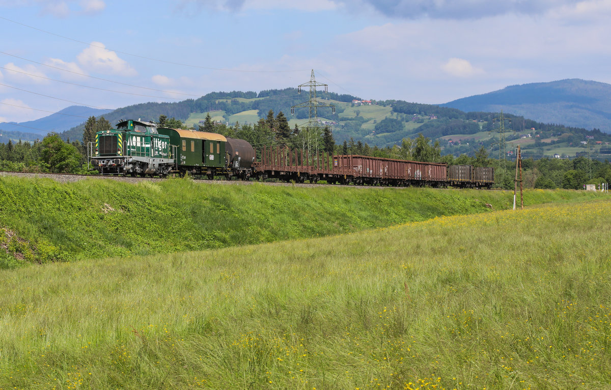 Frische Farbe hat ein Dienstwagen der GKB bekommen.. 
Der dahinter laufende Kesselwagen der als Bremswagen dient rundet das Bild ab . 
G71383 bei Hohlbach am 18.Mai 2018