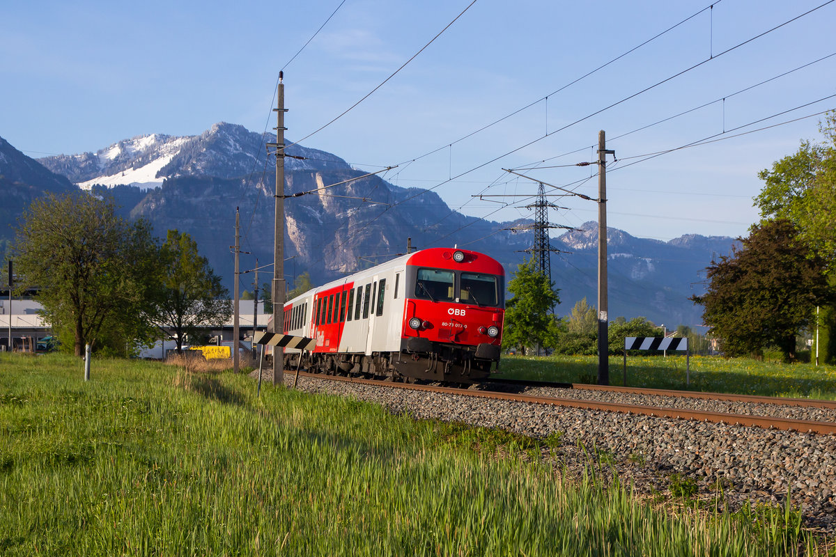 Frischer Schnee im Schuttannen am 7.5.19 und der Vorarlbergbahn im Vordergrund. Die morgendliche S-Bahn bespannt mit Stw. voraus gen Lindau. 80-73 017-0. Schwarzach, 