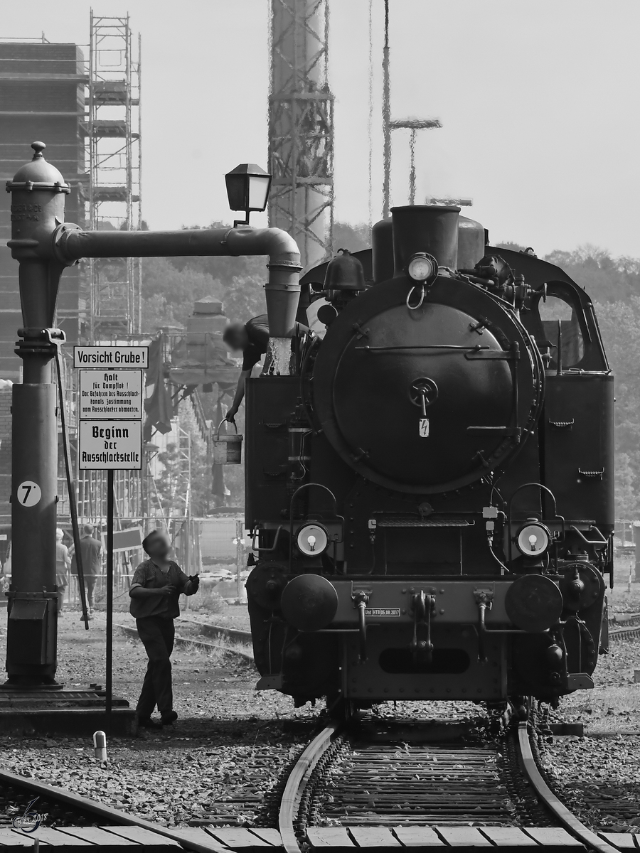 Frisches Wasser für die 1956 bei Jung gebaute CNTL 560 PS, besser bekannt als D5 der Hespertalbahn. (Eisenbahnmuseum Bochum-Dahlhausen, September 2018)