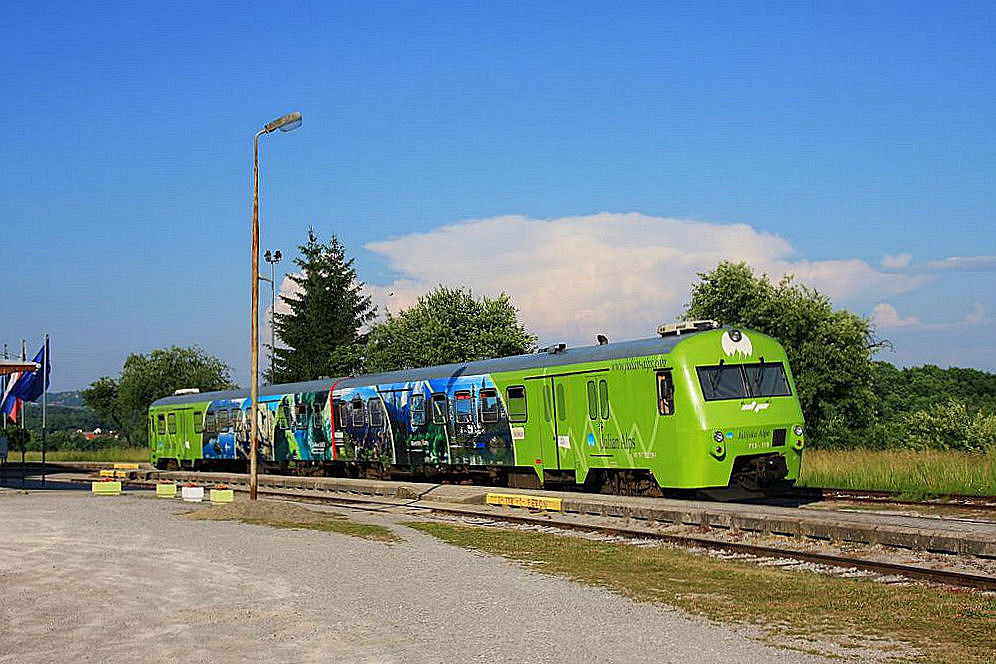 Frischt lackiert und mit einer großen Werbefläche verziert steht der VT 713119 
am 27.5.2011 im Bahnhof Metlika.