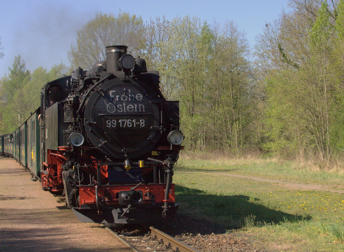  Frohe Ostern  , 99 1761-8 bei der Einfahrt Haltepunkt Bärnsdorf, 22.04.2019 10:29 Uhr.