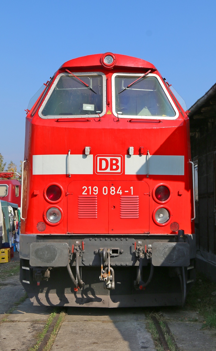 Frontal. 219 984-1 stand am 10.10.2015 im Bahnbetriebswerk Weimar anlässlich des dortigen Festes.