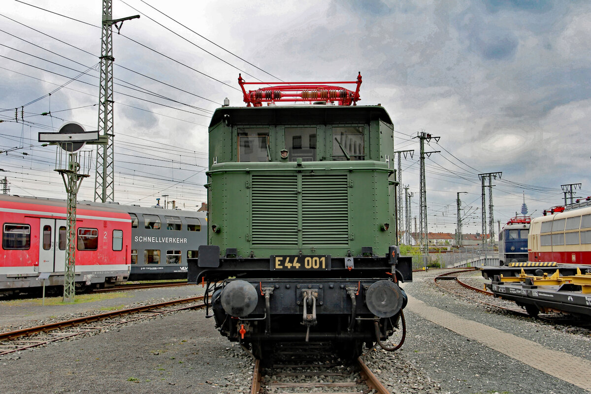 Frontalansicht auf die Museumslok 144 001, aufgenommen am 25.04.2017 im DB Museum Nürnberg.