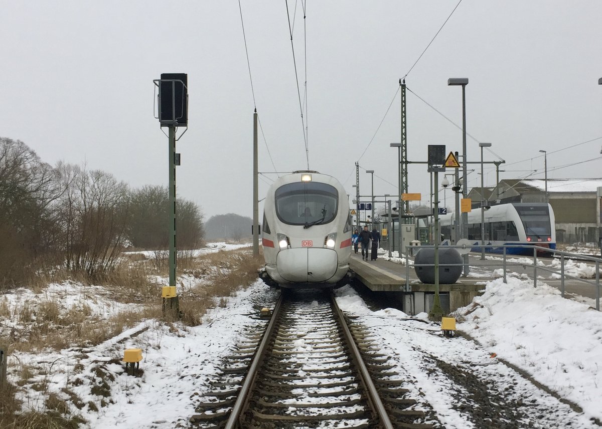 Frontalansicht des ICE 1512 (411 056, Waren (Müritz)) am 3. Februar 2017 beim Halt in Züssow. Das Foto wurde vom Bahnübergang aus gemacht.