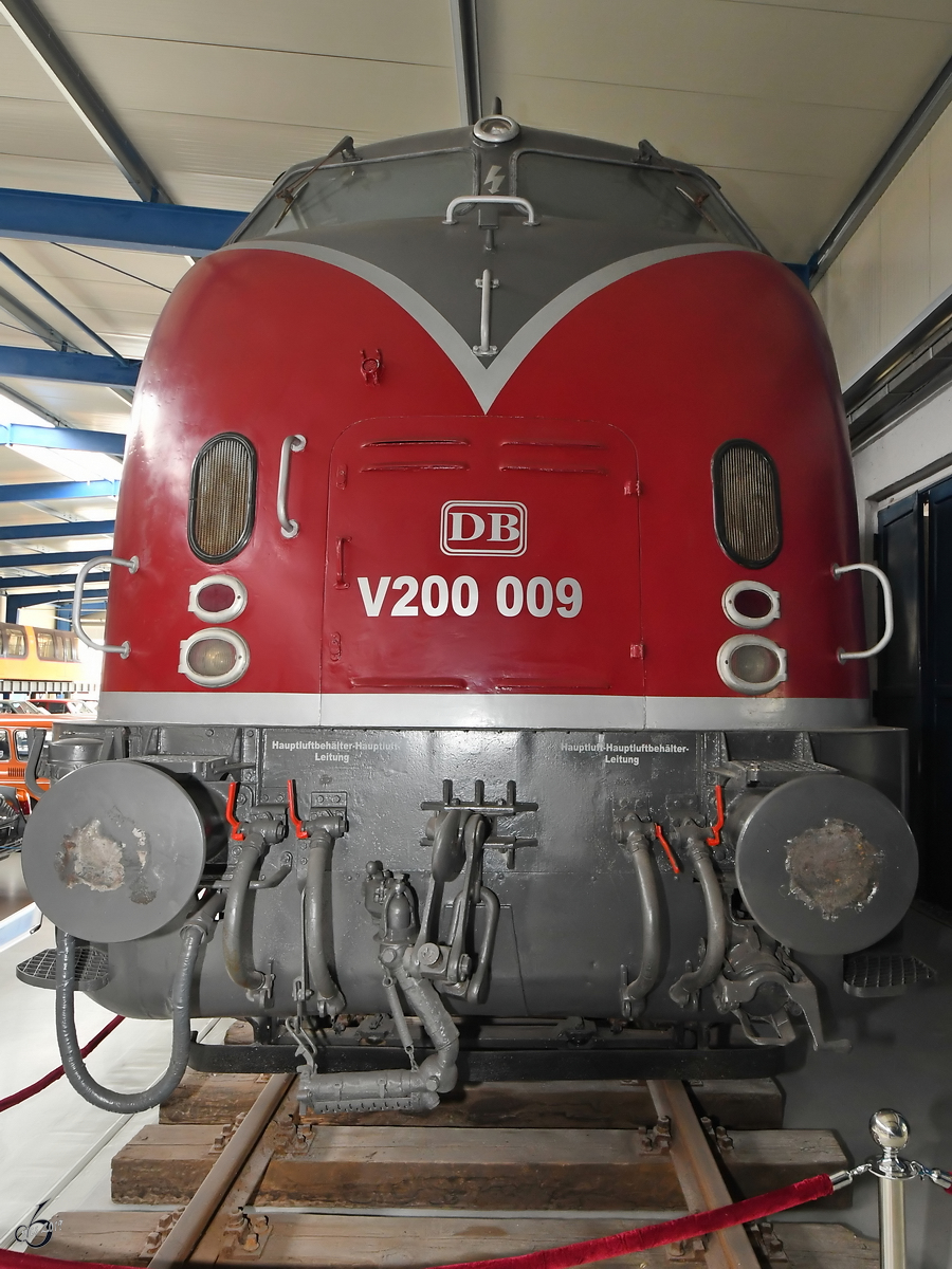 Frontalansicht der Diesellokomotive V200 009 im Oldtimermuseum Prora. (April 2019) 