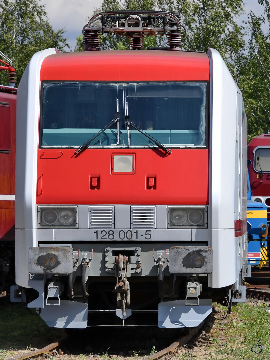 Frontalansicht der Elektrolokomotive 128 001-5. (Eisenbahnmuseum Weimar, August 2018)