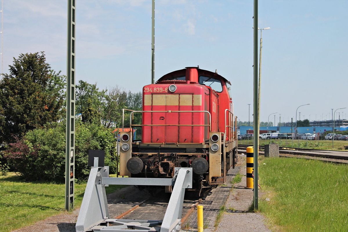 Frontansicht von 294 839-6 am 16.05.2018, als sie bei der Franziusstraße im Hafen von Bremerhaven abgestellt stand und auf ihren nächsten Einsatz wartete.