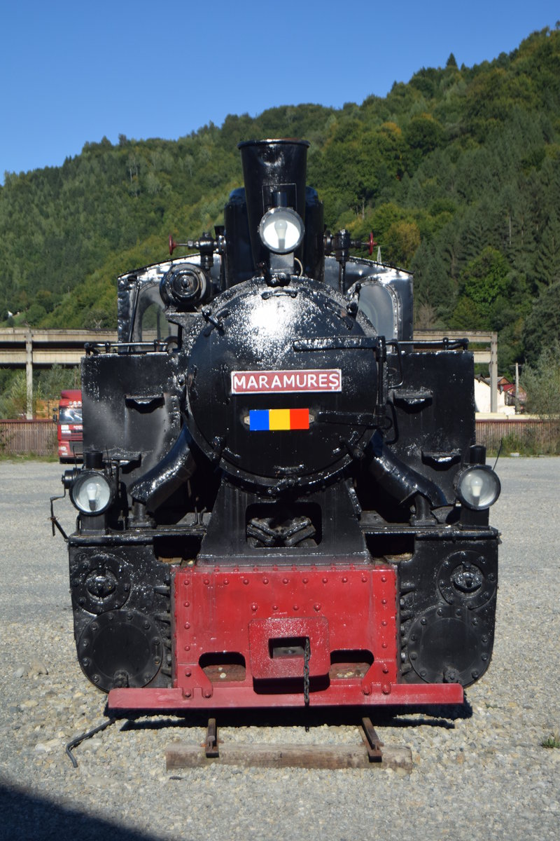 Frontansicht der Dampflok 764484 ausgestellt im Bahnmuseum Viseu de Sus. Foto vom 14.09.2017