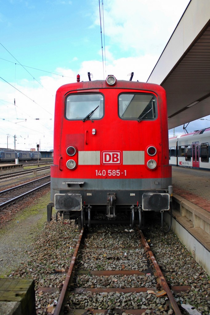 Frontansicht von der DB Schenker/DB Fernverkehr 140 585-1 am 24.01.2014 abgestellt in Basel Bad Bf und wartet darauf am Abend den Pbz 2458 nach Karlsruhe zu bespannen.