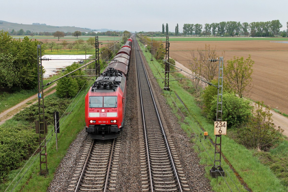 Frontansicht von DBSR 185 130-2, als sie mit einem gemischten Güterzug am 18.04.2014 an dem kleinen Örtchen Hügelheim gen Norden vorbei fuhr.