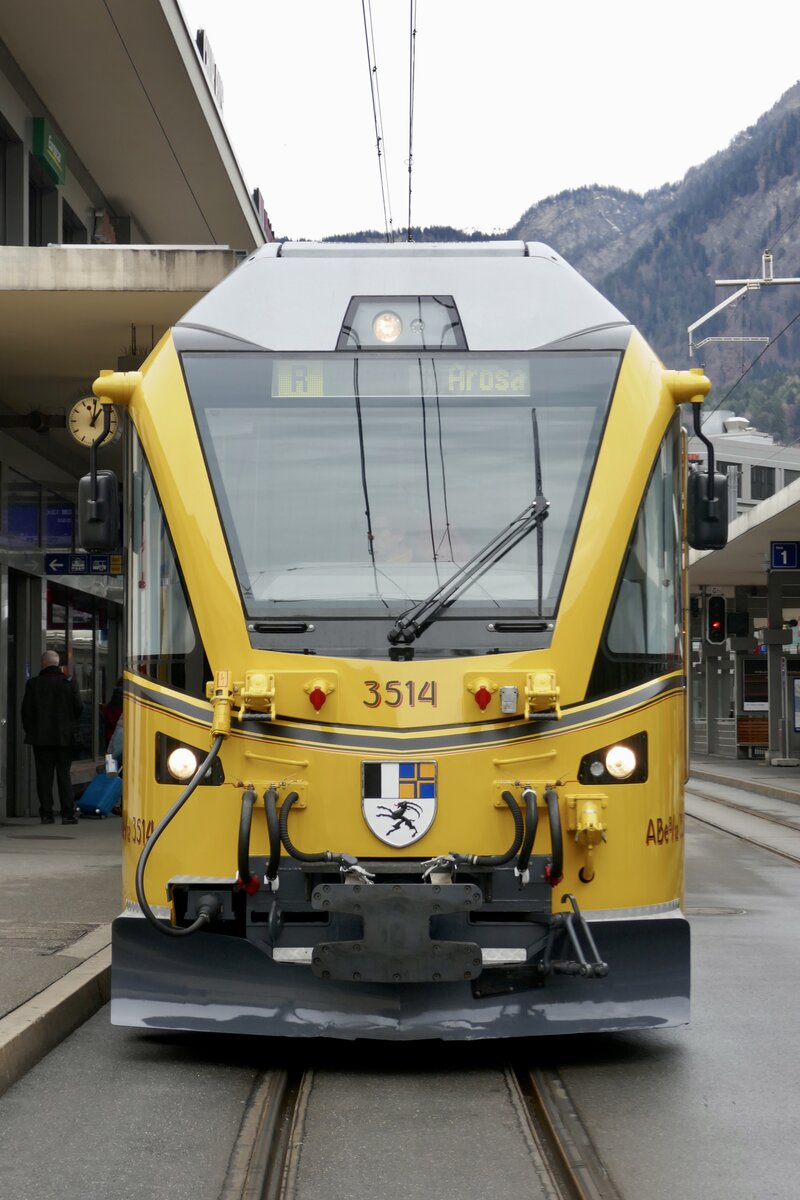 Frontansicht des ABe 8/12 3514 im Berninabahn Design am 26.12.23 auf dem Bahnhofplatz Chur.