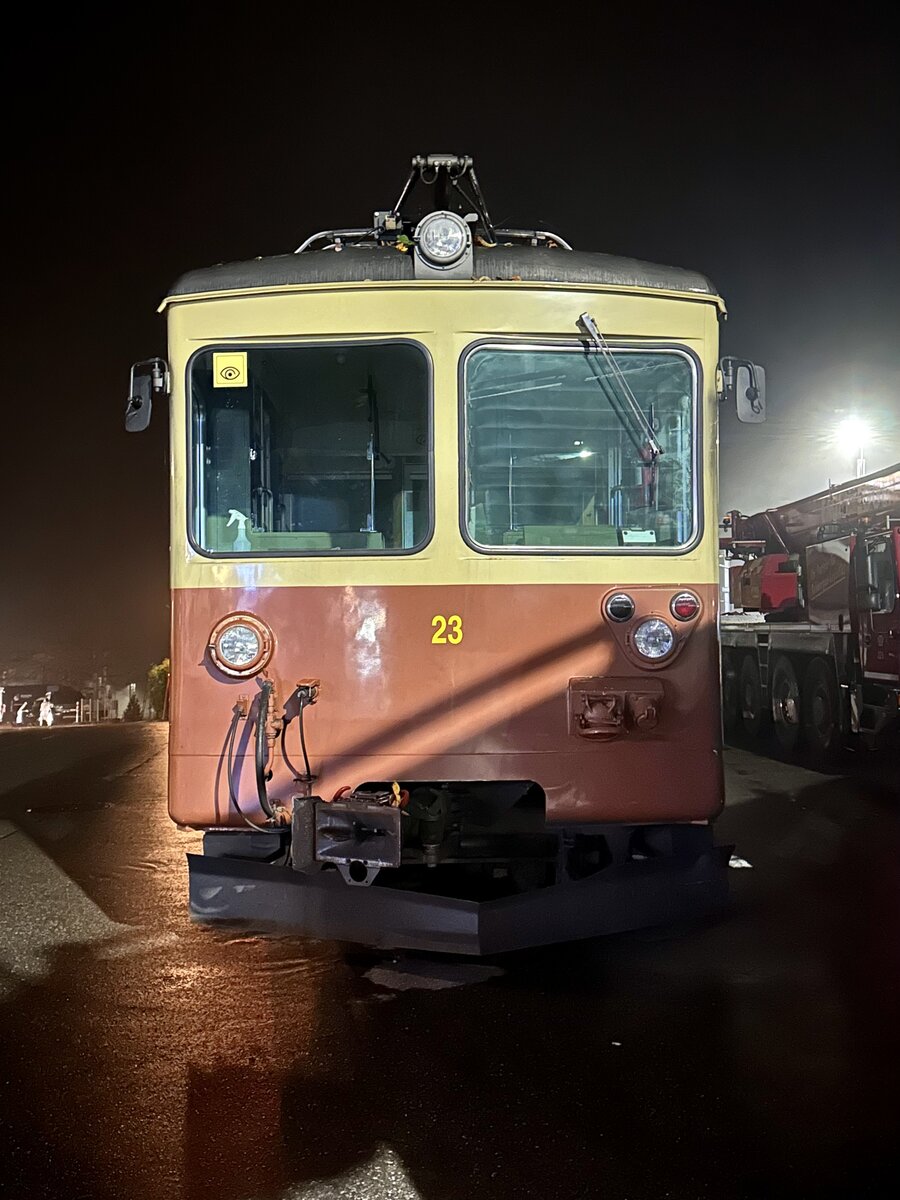 Frontansicht des Be 4/4 23 der am 23.10.24 auf dem Bahnhofplatz Lauterbrunnen steht.